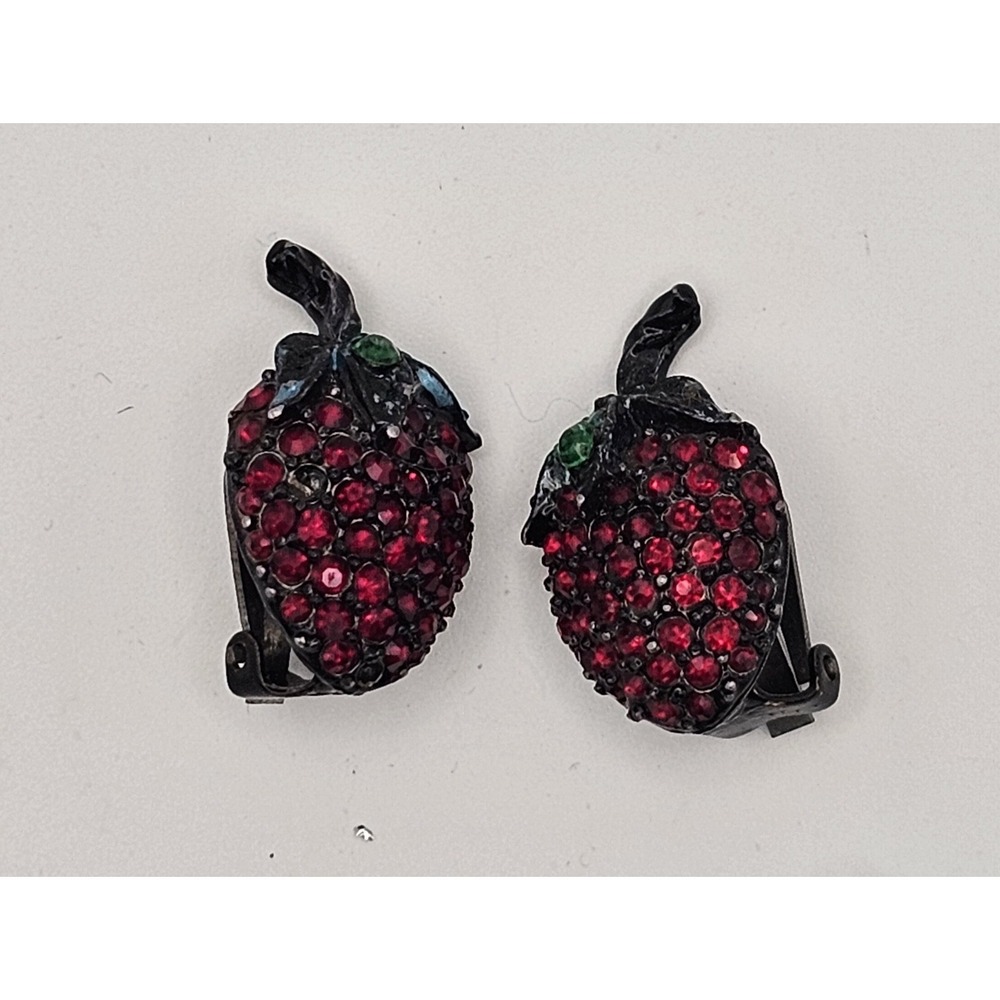 Vintage Weiss Strawberry Clip On Earrings Red Green Rhinestones Japanned Black